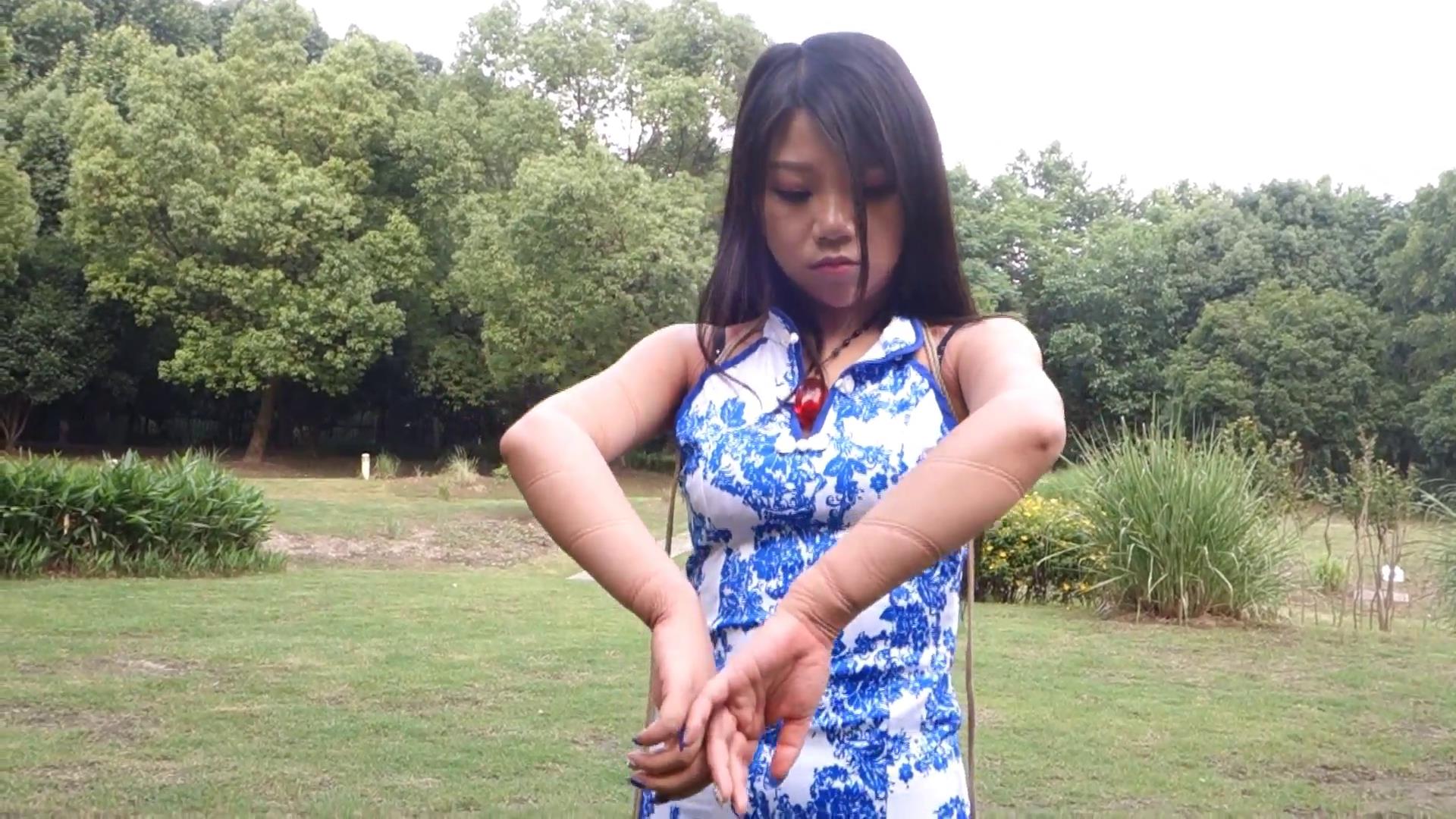 锐度主张 嫣儿公园青花瓷旗袍五花吊缚[00-20-58][20250426-112243539].jpg