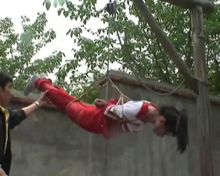 女校生室外受罚 上[00-52-13][20250426-213517581].jpg