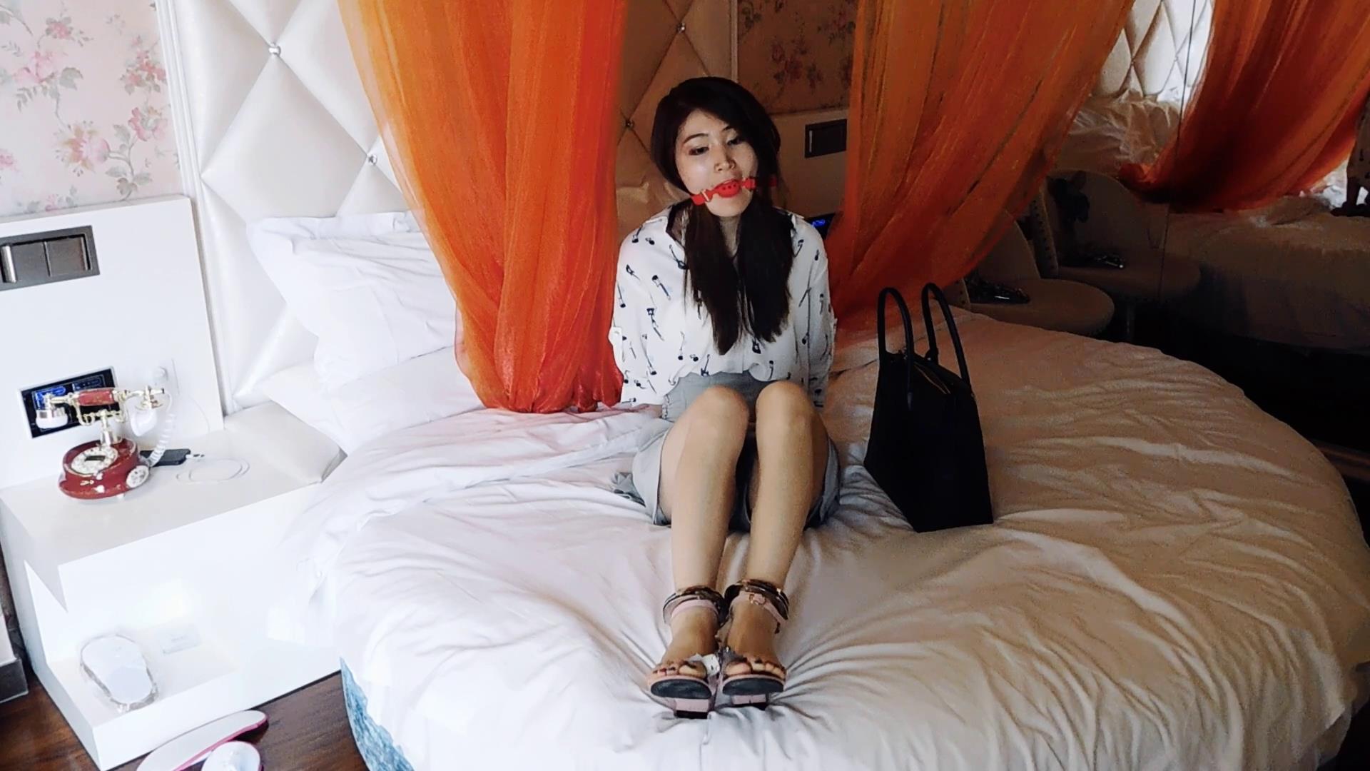 1018原创视频 晶晶购镣铐自缚无钥匙 手铐脚铐脚趾铐 时装高跟鞋 口球 跳蛋[00-22-19][.jpg